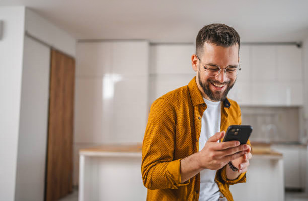Zufriedene Frau mit Passfotos in der Hand